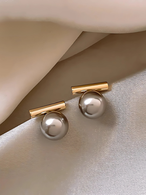 The Lola Pearl Studs